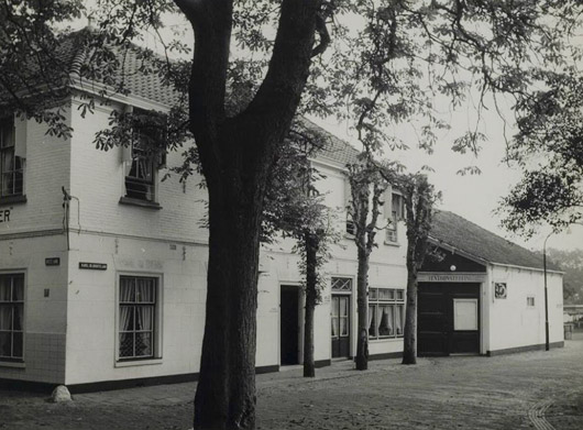Archieffoto van het pand rond 1955