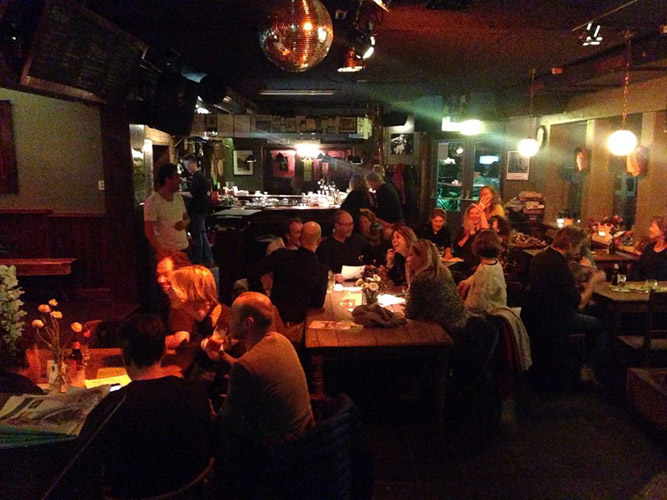 Interieur van de Taverne – huiskamersfeer met gasten