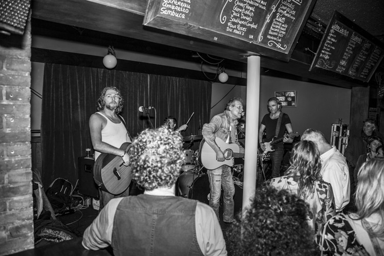 Live muziek in de Taverne (zwart-wit)
