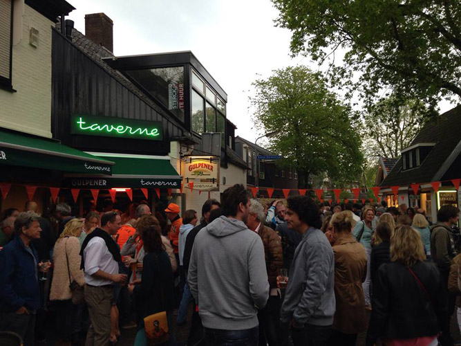 Terras en gevel van Café de Taverne